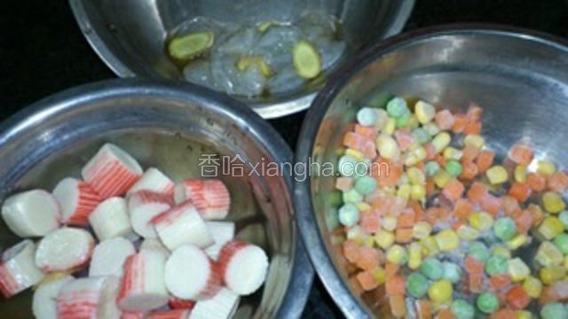 虾去头去尾去壳，沿着背部划一刀，去掉沙线、加姜片、料酒、胡椒粉，抓匀，放一边腌制一会儿。蟹肉棒切块，什锦杂菜取适量