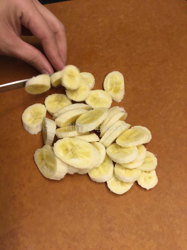 把香蕉切成一厘米薄片备用