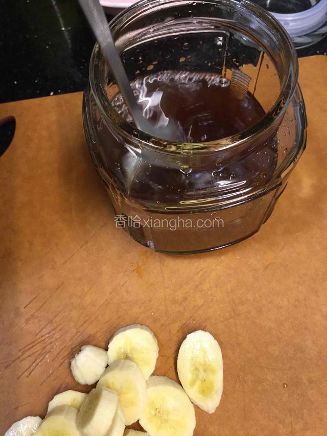 密封罐里加入红糖，倒入果醋