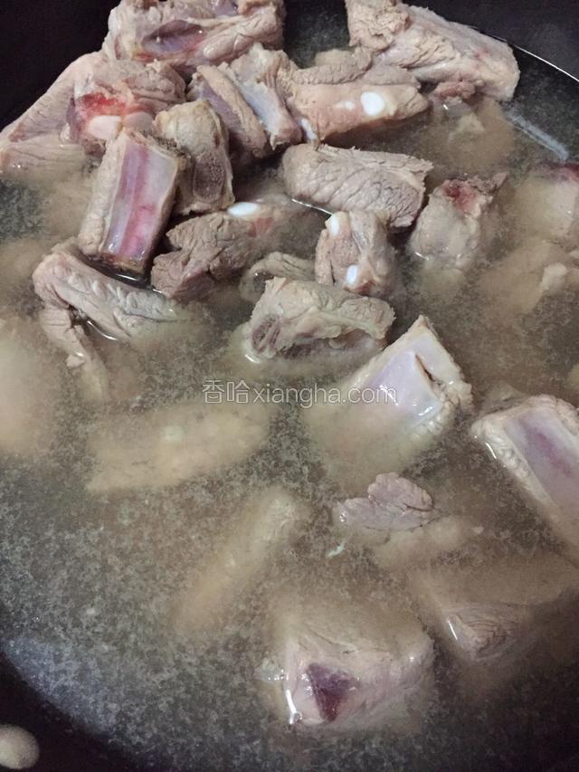 水烧开，把切好的排骨倒入，烧开30秒，把猪肉的血水焯掉，沥干放着准备炒。