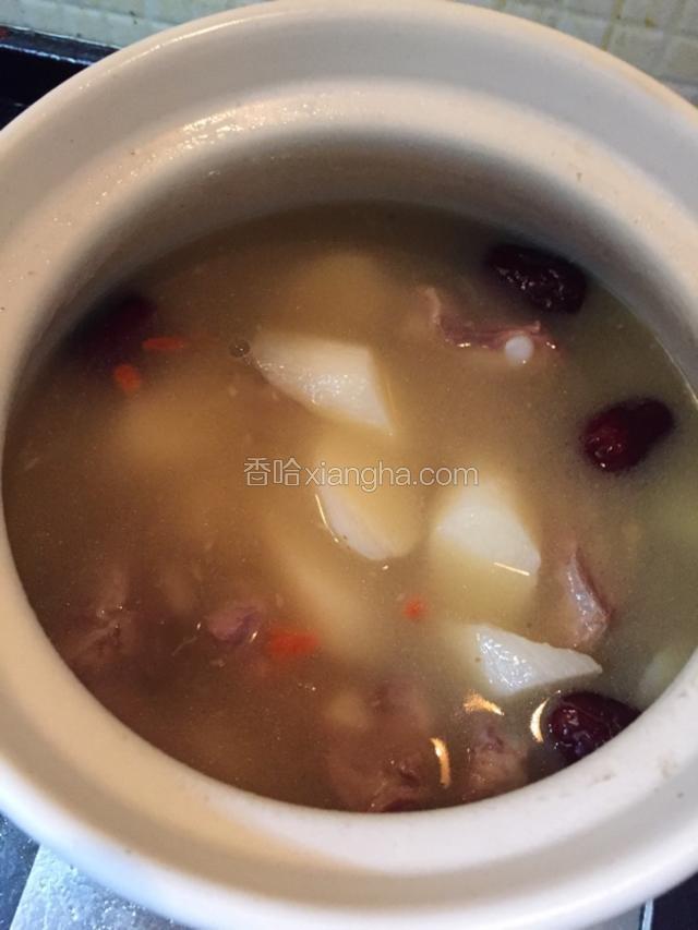 1小时之后转小火，放入山药和大蒜慢炖15分钟，山药即熟了。