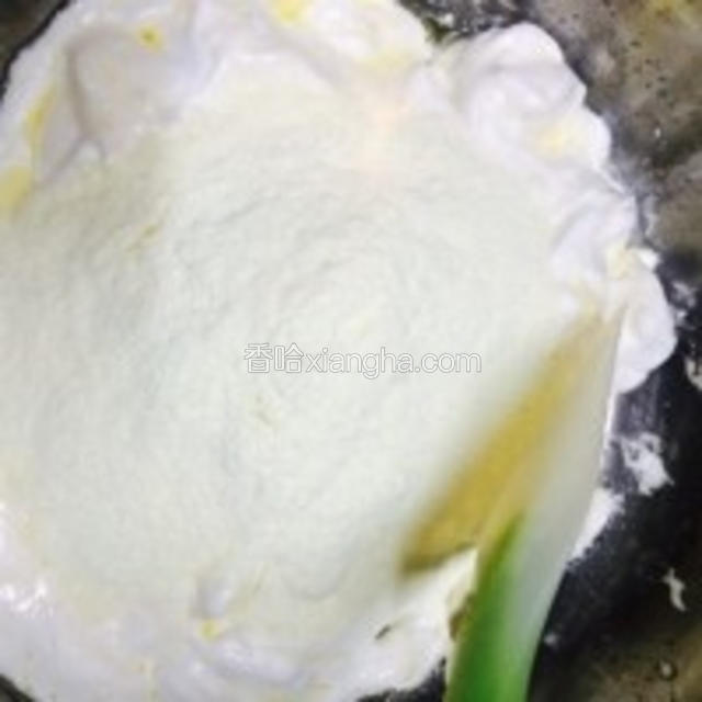 4.棉花糖化好后，倒入奶粉，保持小火快速搅拌！
