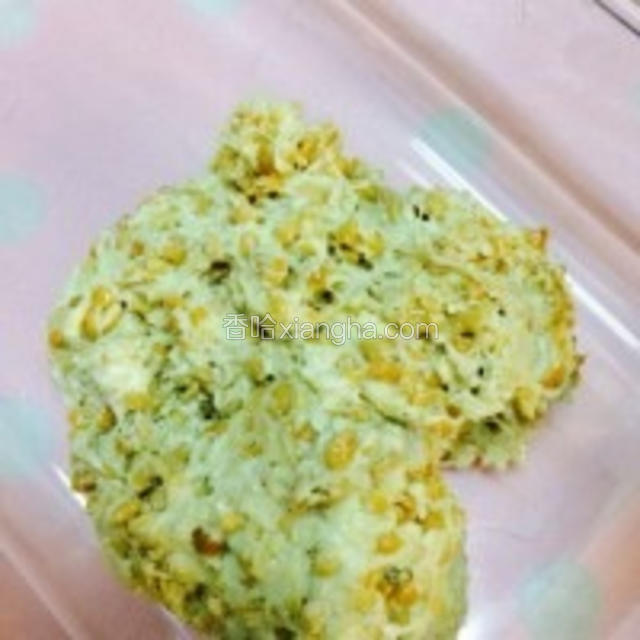 6.快速搅拌均匀的团，倒入容器里铺平！ps：如果有油纸放在下面最好了！不粘容器还好清理！我没买呵呵！