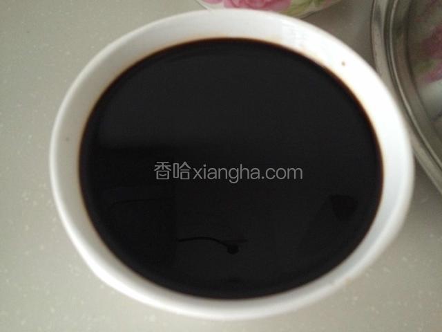 生抽老抽料酒清水各1/4碗兑在一起备用；