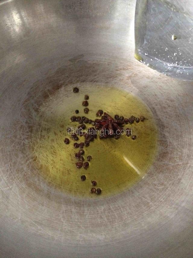 锅里放少许油，小火煸香八角和花椒；