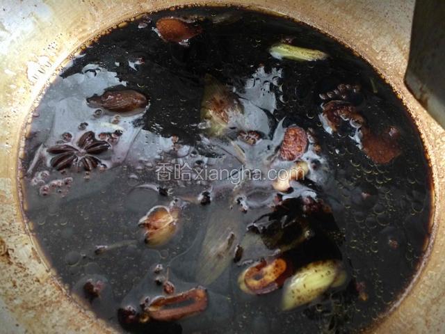 倒入料汁，放冰糖，煮开之后再熬煮三分钟左右关火；