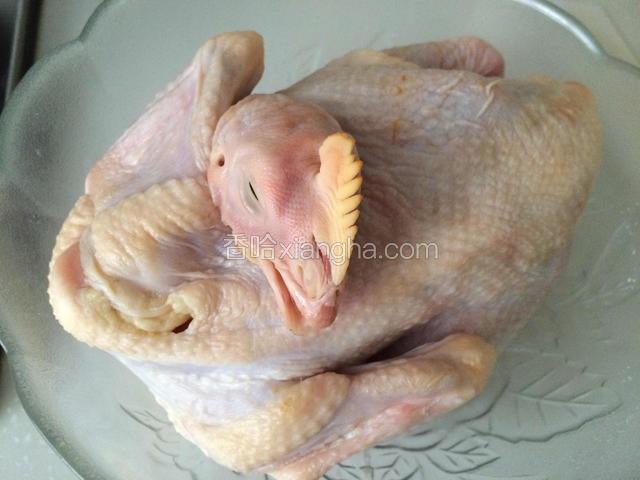 三黄鸡处理干净，控干水分，鸡脚塞进腹腔，鸡头压在翅膀下固定住，整形完毕放在大碗里；