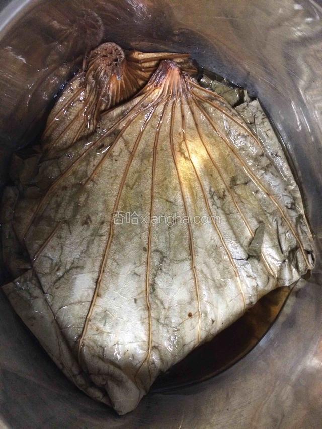 这个季节北方是无论如何也找不到鲜荷叶的，所以就用开水把两片干荷叶泡软备用；