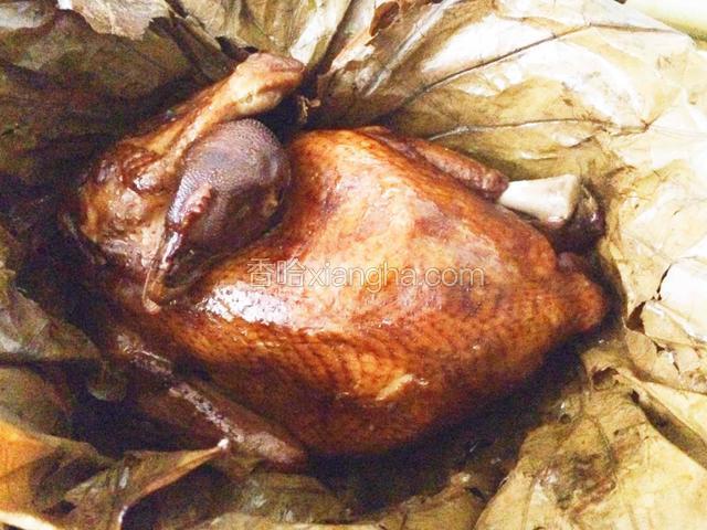 水开后继续蒸一个小时，打开荷叶，鸡身上均匀抹一层香油，即可食用。
