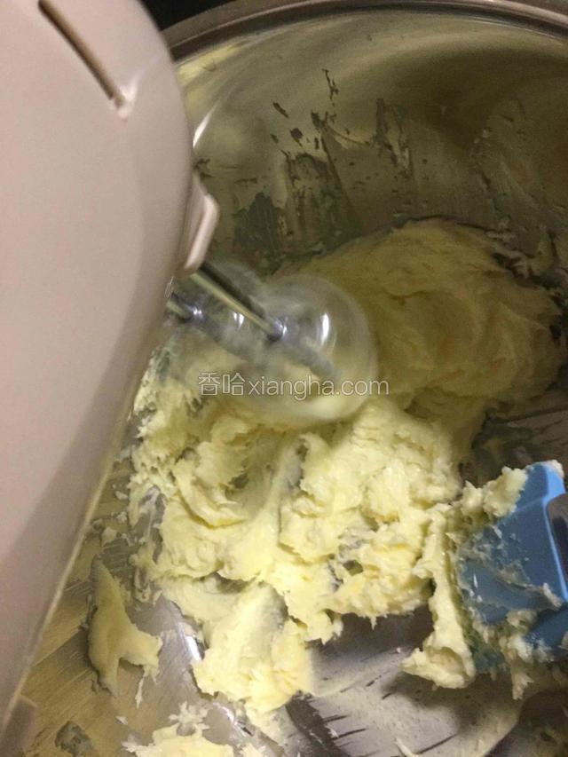 用打蛋器把黄油稍打发，至顺滑