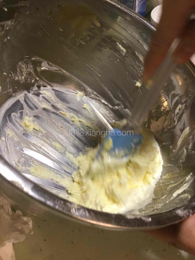 分三次加入淡奶油，用橡皮刮刀搅匀，不要画圈搅，要切半式的搅
