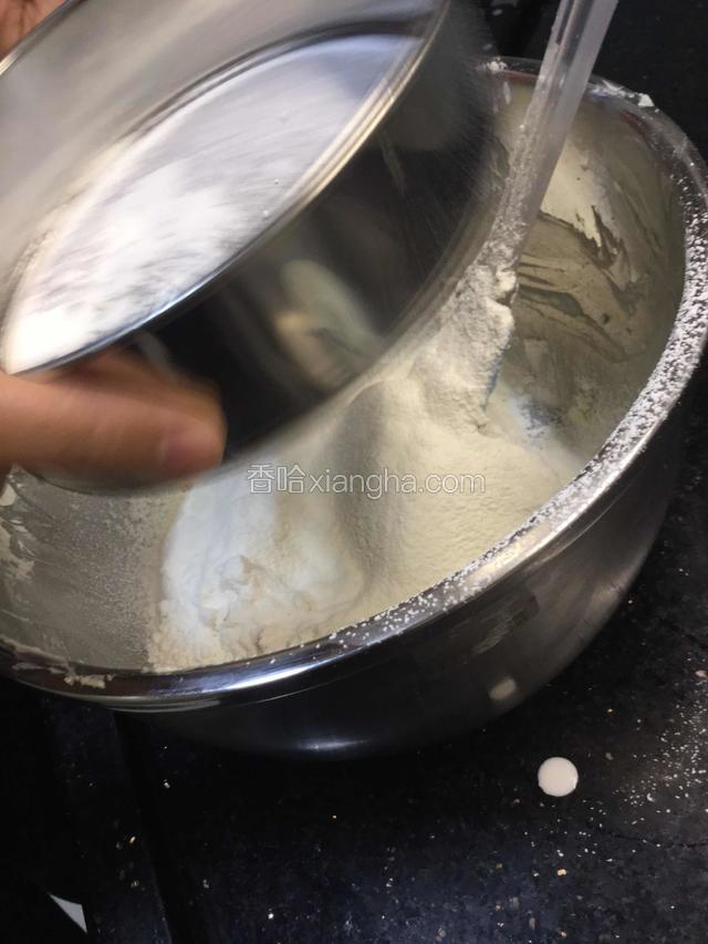 搅匀后筛入低粉，一边筛一边翻搅