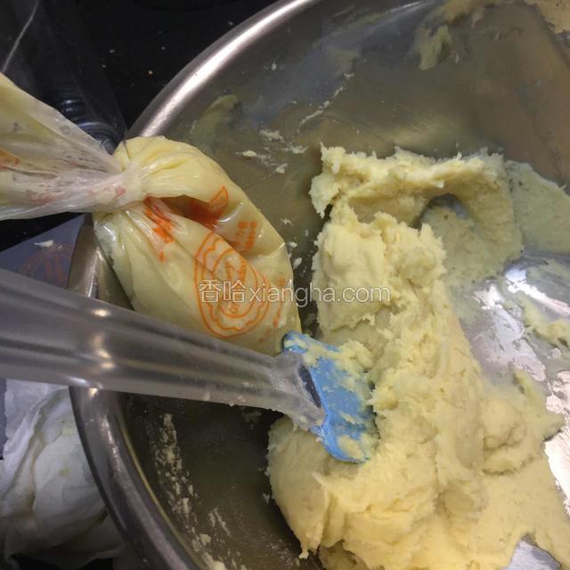 把面糊装进裱花袋里