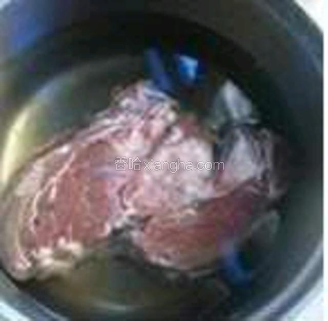 牛肉洗净不用切，放入锅中，加水煮熟。
