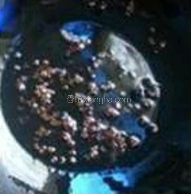 趁热把油倒入辣椒粉里面，并加入白砂糖、食盐和鸡精调味。
