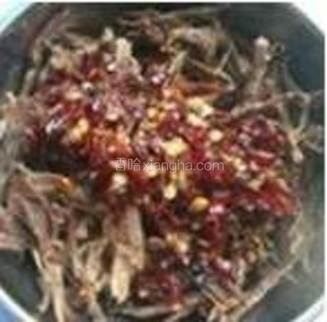 最后盖上保鲜膜，灯影牛肉丝腌制一天入味就可以吃了。