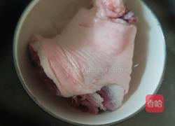 冰糖肘子的做法图解1