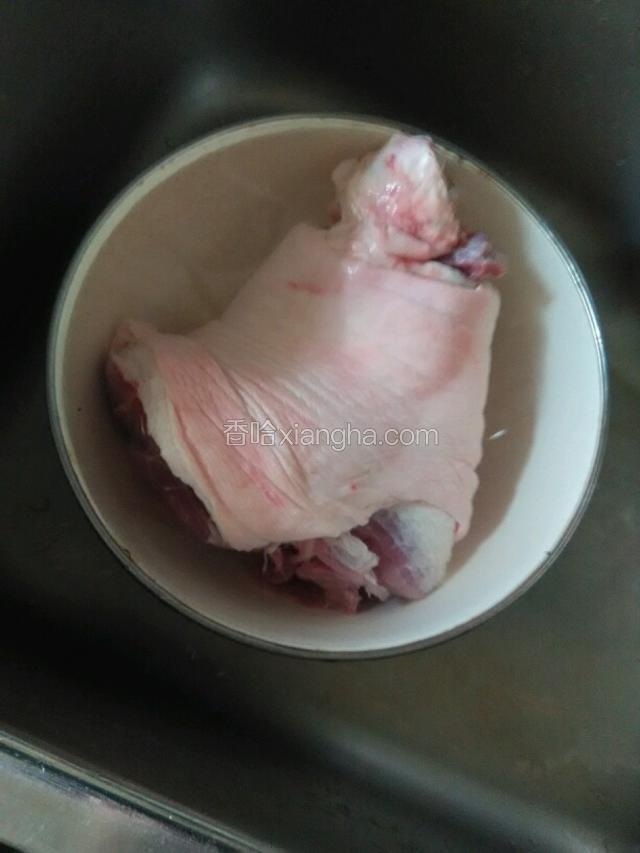 猪肘洗净用清水泡一个小时。