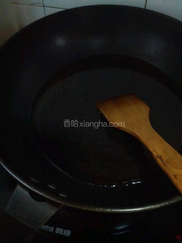 倒入煮肘子时的原汤，只放原汤调料挑出。