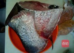 啤酒炖胖头鱼的做法图解1