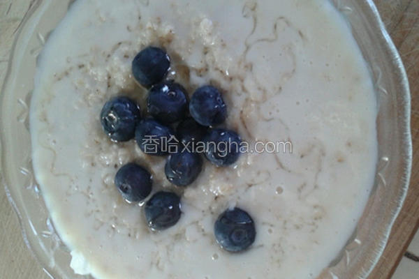 蓝梅燕麦粥