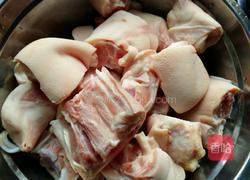 马蹄莲藕猪脚汤的做法图解3