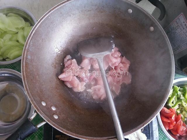 热锅放油盐加猪肉炒三分钟