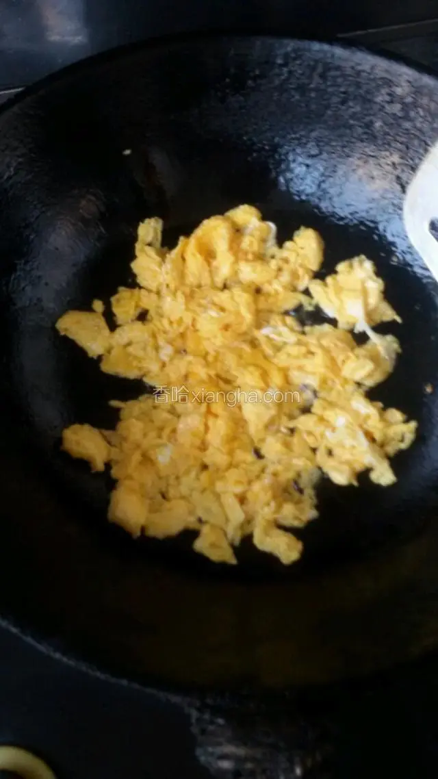 油热炒鸡蛋用饭铲炒碎