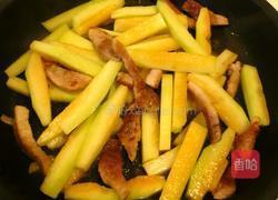 西瓜皮炒肉丝的做法图解3