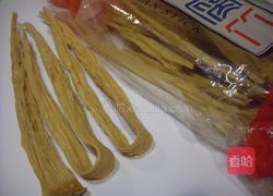 黑木耳芹菜炒腐竹的做法图解1