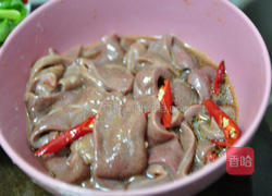 蚝油葱段炒猪肝片的做法图解1