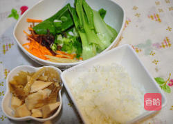 牛奶鱼翅鲍鱼粥的做法图解1