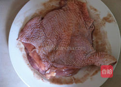 虾酱煎鸡腿的做法图解1