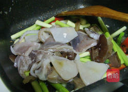 芦笋木耳炒墨鱼的做法图解5