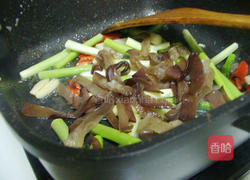 芦笋木耳炒墨鱼的做法图解4
