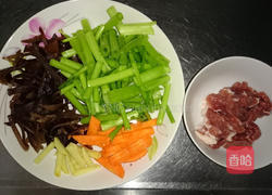木耳炒芹菜的做法图解1