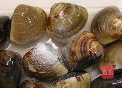 芹叶蛤蜊汤的做法图解1