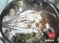 草莓可可杯子蛋糕的做法图解2