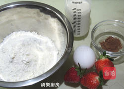 草莓可可杯子蛋糕的做法图解1