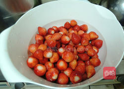 手工草莓酱的做法图解1