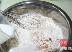 草莓可可杯子蛋糕的做法图解3