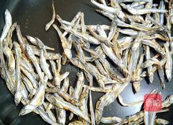 蜜汁核桃小鱼干的做法图解2