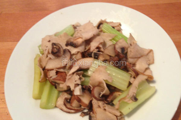 鸡肉芹菜炒蘑菇