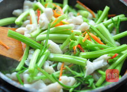 芹菜炒鱼肚的做法图解4