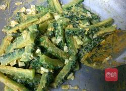 苦瓜炒咸蛋的做法图解3