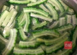 苦瓜炒咸蛋的做法图解1