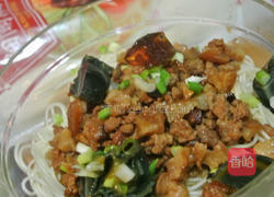 经典肉燥皮蛋拌面的做法图解8