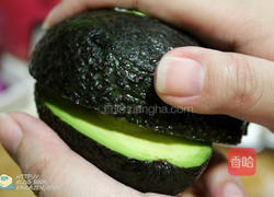 酪梨鲜虾莎拉的做法图解2