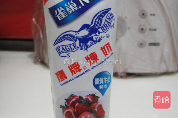 的红豆银耳煮熟后,加入鹰牌炼乳及适量的白砂糖,趁热时搅拌均匀,即可