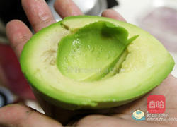 酪梨鲜虾莎拉的做法图解4